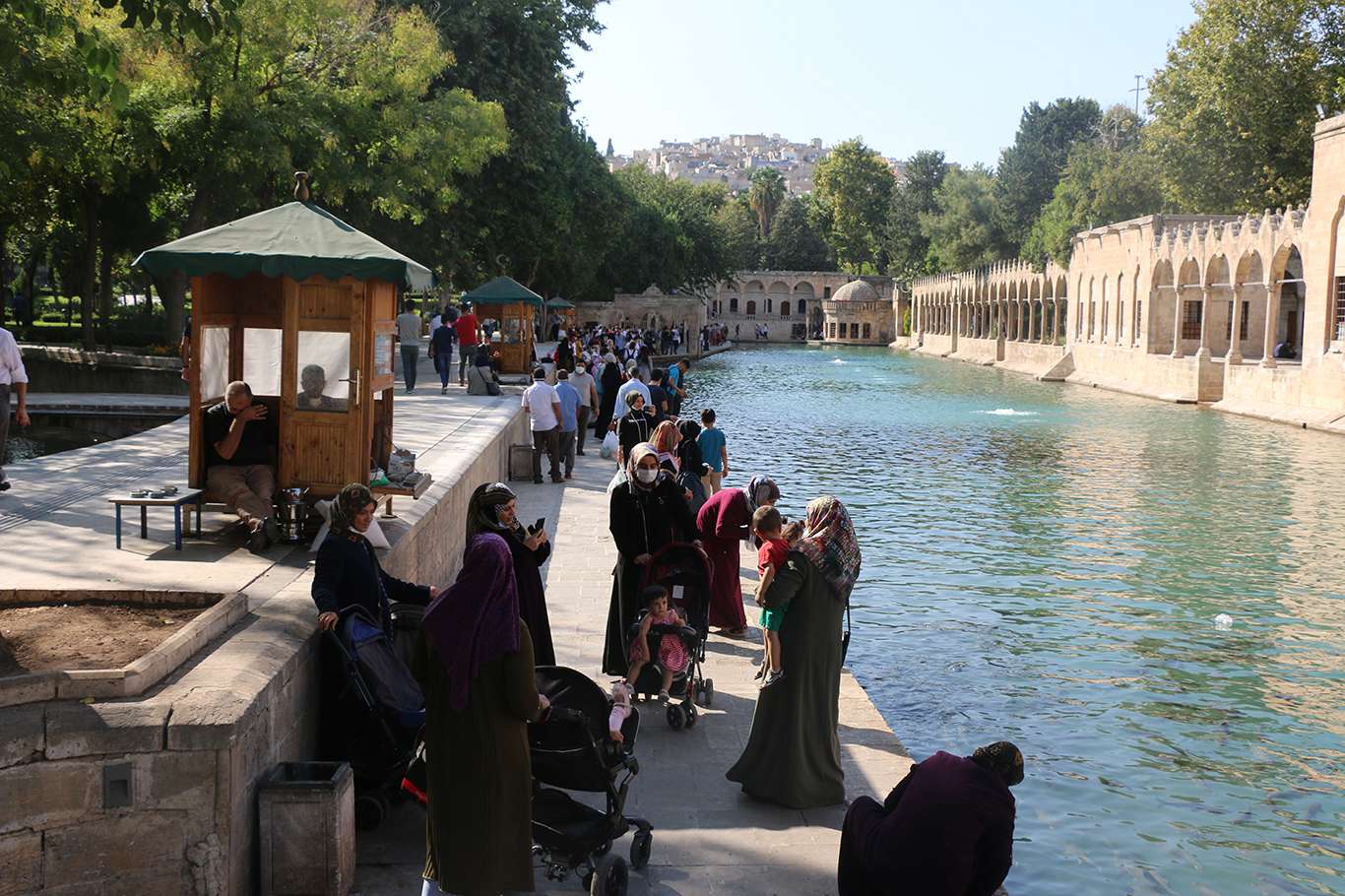  Şanlıurfa Balıklıgöl'de hafta sonu yoğunluğu yaşanıyor